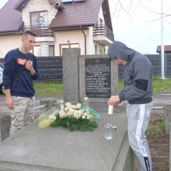 Porządkowanie cmetarza 