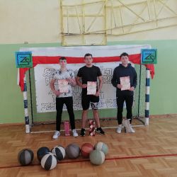 Szkolny finał rzutu piłką lekarską z okazji Dnia Niepodległości