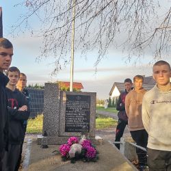 Młodzież pamięta o grobach