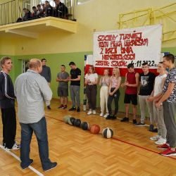 Szkolny turniej w rzucie piłką lekarską