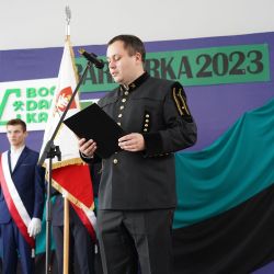 b23